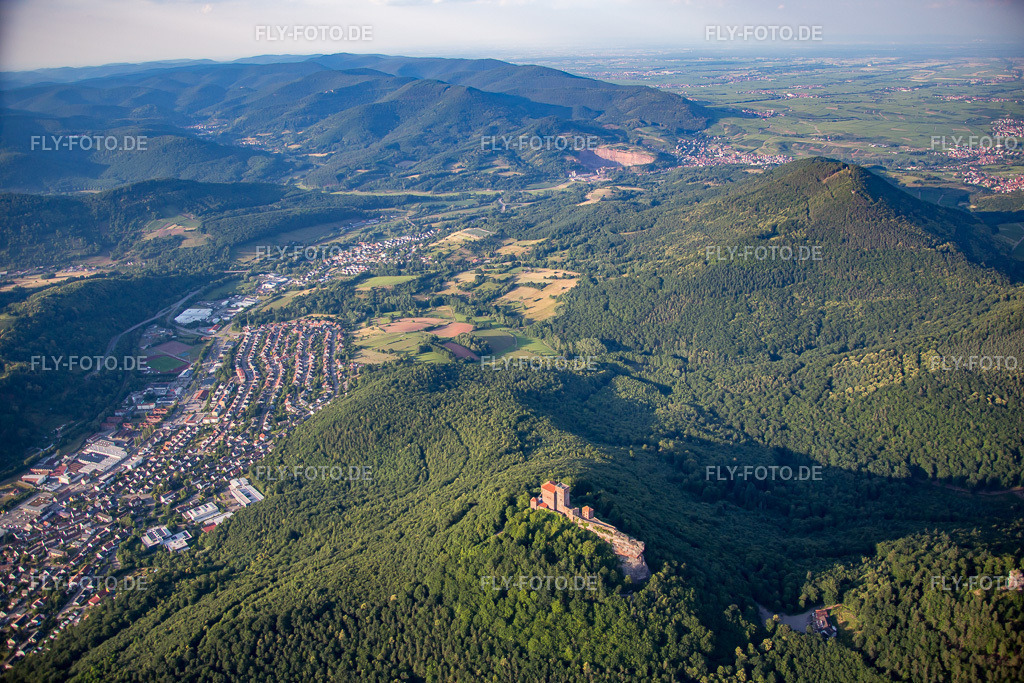 Burg Trifels | Luftbild: Burg Trifels in Annweiler am Trifels im Bundesland Rheinland-Pfalz in Deutschland. Foto: IMG_082656.jpg vom 25.06.2015 durch Werner Riehm/FLY-FOTO.de - Realisiert mit Pictrs.com