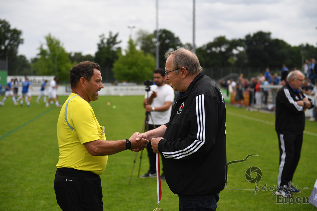 SV Brake Ü40-BW Bümmerstede (Ü40) | Kreispokal Finale Jade-Weser-Hunte Ü40; SV Brake Ü40 (rot)-BW Bümmerstede Ü40 (weiß) am 15.06.2025 in Rastede (Sportanlage Köttersweg), Photo: Philip Eiben 2025 - Realisiert mit Pictrs.com