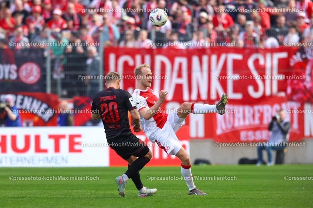 xKWIx11042601055 | 2026.04.11, xkwix, Fußball, 3.Liga, Rot-Weiss Essen -  FC Ingolstadt, Stadion an der Hafenstraße, 33.Spieltag, Saison 2025 / 2026: Lucas Brumme (Rot-Weiss Essen #14) im Zweikampf gegen Yannick Deichmann (FC Ingolstadt 04 #20) DFB regulations prohibit any use of photographs as image sequences and or quasi-video. Photo: xKamilxWilkowskixPressefotoKochx