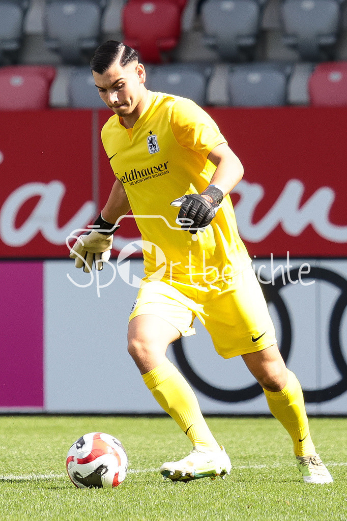 FC Bayern Muenchen U19 - TSV 1860 Muenchen U19 | Miran QELA (TSV #1) am Ball / Freisteller / Einzelfoto