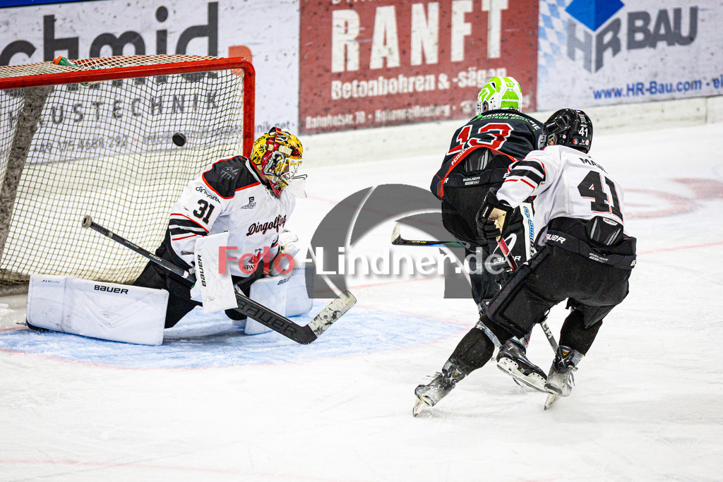 Peißenberg MINERS gegen EV Dingolfing | Eishockey Bayernliga 2025/26 Vorbereitung, Peißenberg MINERS gegen EV Dingolfing, 20250926,Tor Weiland PARRISH (MINERS 13),2025-09-26 in Peißenberg (flatbuy Arena Peißenberg), Christoph SCHEDLBAUER (Dingolfing Torwart 31), Weiland PARRISH (MINERS 13)Copyright: WolfgangxLindner www.foto-lindner.de