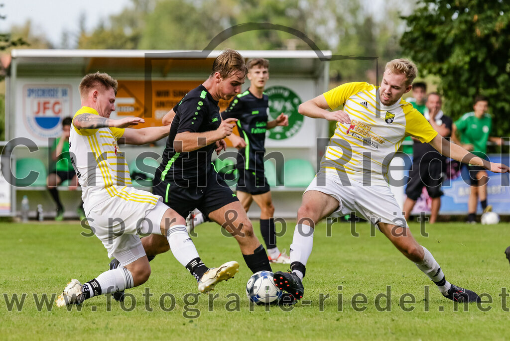 2023-09-17_029_SpVgg_Neuching_gegen_FC_Langenpreising | Neuching, Deutschland, 17.09.2023:
Fußball, A-Klasse 2023 / 2024, 7. Spieltag, SpVgg Neuching gegen SpVgg Langenpreising, Endergebnis: 5:1

Sebastian Michel (SpVgg Langenpreising, #15), Johannes Graf (SpVgg Neuching, #8), Maximilian Hösl (SpVgg Langenpreising, #6)

Foto: Christian Riedel / fotografie-riedel.net