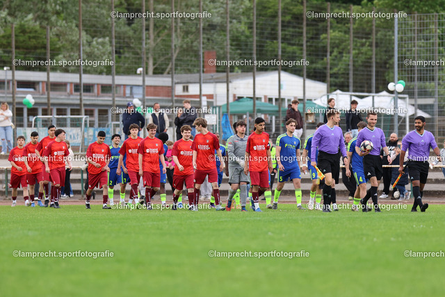 Fußball I Junioren I Kreispokal Lübeck I Finale I JSG Concordia Lübeck - TSV Siems I 09.06.2025.030 | Das Gespann Patrick Möller (1. Assistent), Lukas Klingelhöfer (Schiedsrichter) und Omid Jamshidi (2. Assistent) führen die Mannschaften auf den Platz. - Realisiert mit Pictrs.com
