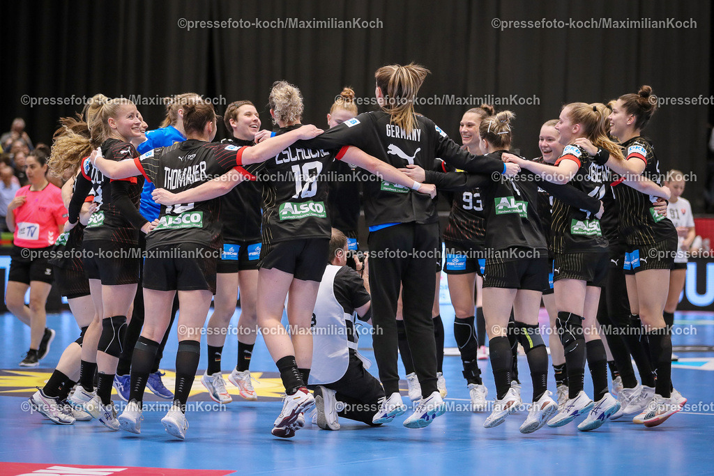 DueDHB03032402189 | 03.03.2024, Handball, Düsseldorf, Mitsubishi Electric Halle, Frauen EHF EURO Qualifikation, Spieltag 4, Deutschland - Slowakei: Abschlussjubel nach dem Sieg der deutschen Nationalmannschaft. Die Mannschaft steht jubelnd auf dem Spielfeld. Mannschaftskreis