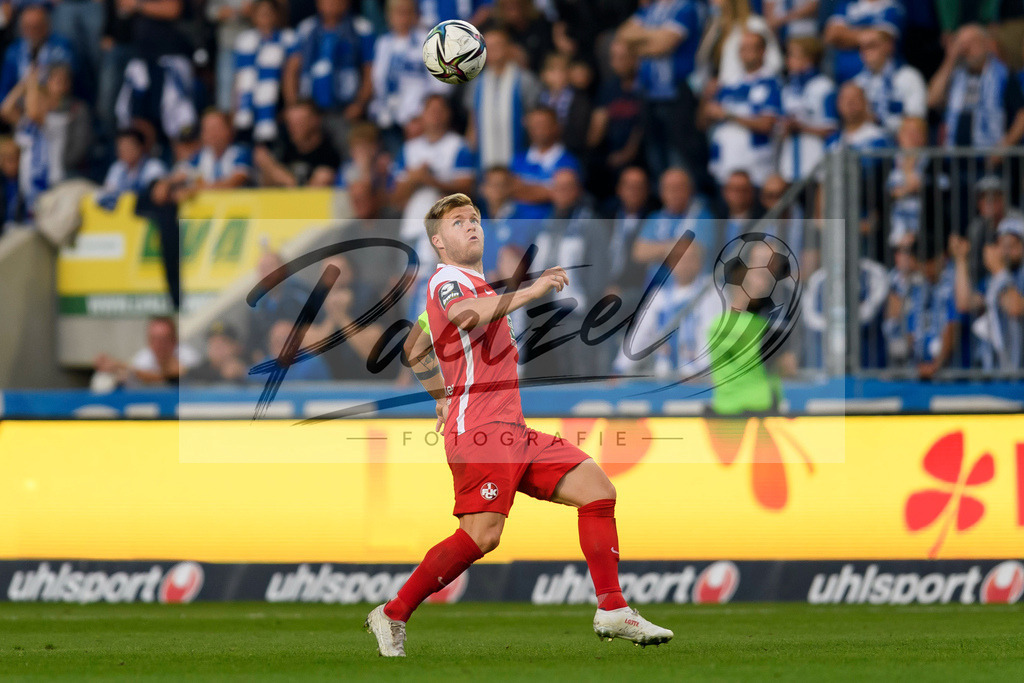 FCMFCK20210904_231 | Fussball, Herren: Jean Zimmer (1. FC Kaiserslautern) in Aktion, am Ball, Einzelaktion beim Spiel der 3. Liga zwischen 1. FC Magdeburg und 1. FC Kaiserslautern in der MDCC-Arena am 04.09.2021 in Magdeburg, Deutschland.DFB / DFL REGULATIONS PROHIBIT ANY USE OF PHOTOGRAPHS AS IMAGE SEQUENCES AND/OR QUASI-VIDEO. - Realisiert mit Pictrs.com