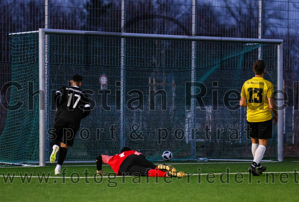 2024-02-17_056_FC_Herzogstadt_gegen_FC_Moosinning_II | Erding, Deutschland, 17.02.2024:
Fußball, Kreisklasse 2023 / 2024, Testspiel, FC Herzogstadt gegen FC Moosinning II, Endergebnis: 2:2

Attila Lanzendorfen (FC Herzogstadt, #17), Torwart Tobias Pfanzelt (FC Moosinning, #1), Marco Esposito (FC Moosinning, #13)

Foto: Christian Riedel / fotografie-riedel.net