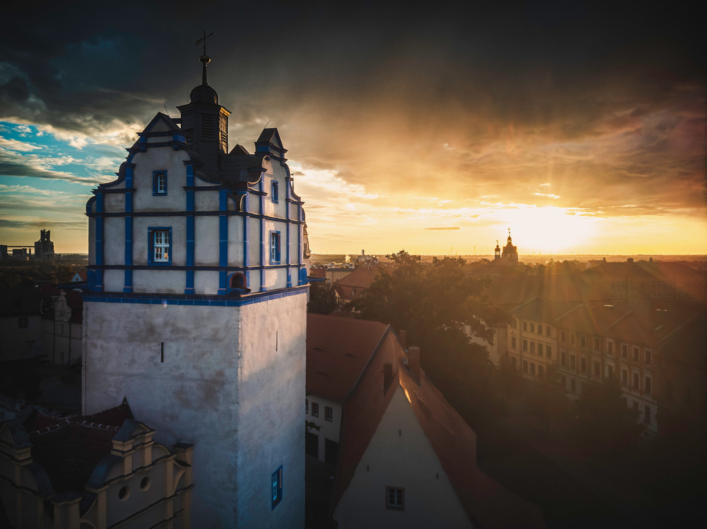 Bernburger Schloßturm im Sonnenaufgang | Wir machen aus Ihren Bildern Erinnerungen für die Ewigkeit | Hochwertige Fotografien für Ihr zu Hause. - Realisiert mit Pictrs.com