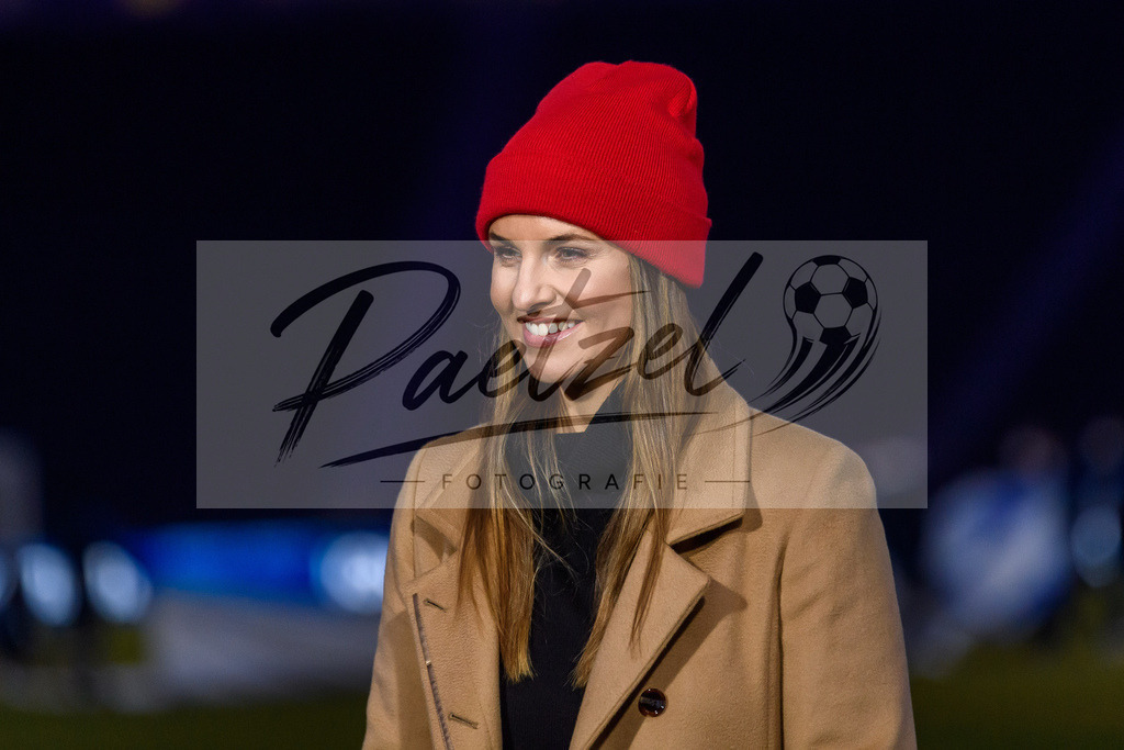 BSCFCB20220123_207 | Fussball, Herren: DAZN-Moderatorin Laura Wontorra schaut bei dem Spiel der 1. Bundesliga zwischen Hertha BSC und FC Bayern Muenchen im Olypiastadion am 23.01.2022 in Berlin, Deutschland.DFB / DFL REGULATIONS PROHIBIT ANY USE OF PHOTOGRAPHS AS IMAGE SEQUENCES AND/OR QUASI-VIDEO. - Realisiert mit Pictrs.com