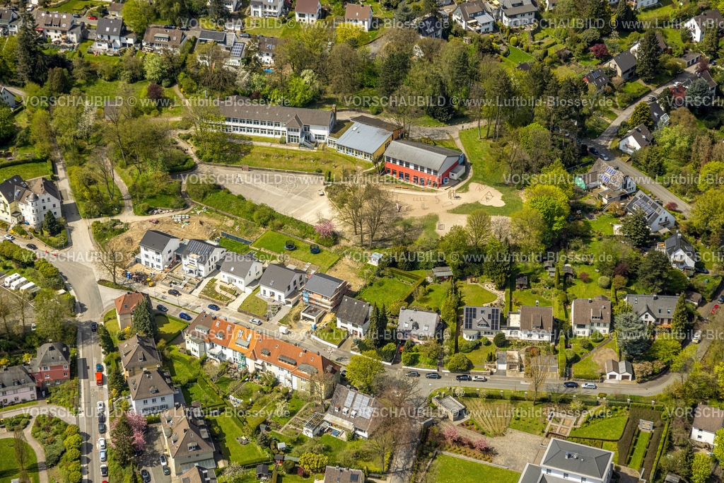 Velbert230407329Neviges | Luftbild, Städt. evangelische Grundschule, Baustelle mit Neubau Reihenhäuser an der Ansembourgallee, Neviges, Velbert, Ruhrgebiet, Nordrhein-Westfalen, Deutschland