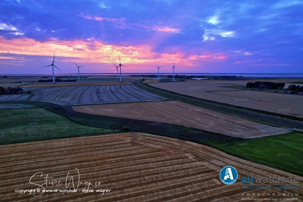 Windpark - Simonsberg | Entdecken Sie atemberaubende Luftbilder und Fotografien auf airwatch.de - Tauchen Sie ein in eine Welt voller faszinierender Aufnahmen aus der Vogelperspektive.