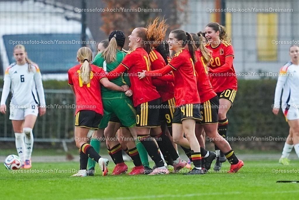 xYDRx26112501051 | 26.11.2025, xydrx, Fußball, Länderspiel, EM-Qualifikation U19-Frauen, Belgien - Deutschland, Sportschule Wedau: Torjubel nach dem Tor zum 2:2 für Belgien durch Torschütze Flo Hermans (BEL #8) zusammen mit Marie Pues (BEL #1) Lise Bal (BEL #17)