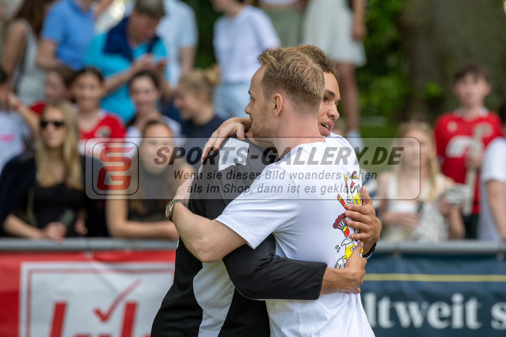 SFE_20240511_0228 | Krefeld, Deutschland, 11.05.2024: Onyekwue NnaJi (Crefelder HTC) Christopher Rühr (Rot-Weiss Köln) in Aktion waehrend des Spiels der Feldhockey 1. Bundesliga Herren zwischen Crefelder HTC - Rot Weiss Köln im Gerd-Wellen-Hockeyanlage am 11.05.2024 in Krefeld, Deutschland. (Foto von Stephan Fehrmann)

Krefeld, Germany, 11.05.2024: Onyekwue NnaJi (Crefelder HTC) Christopher Rühr (Rot-Weiss Köln) in action during the game of Feldhockey 1. Bundesliga Herren between Crefelder HTC - Rot Weiss Köln in Gerd-Wellen-Hockeyanlage at 11.05.2024 in Krefeld, Deutschland. (Foto from Stephan Fehrmann)