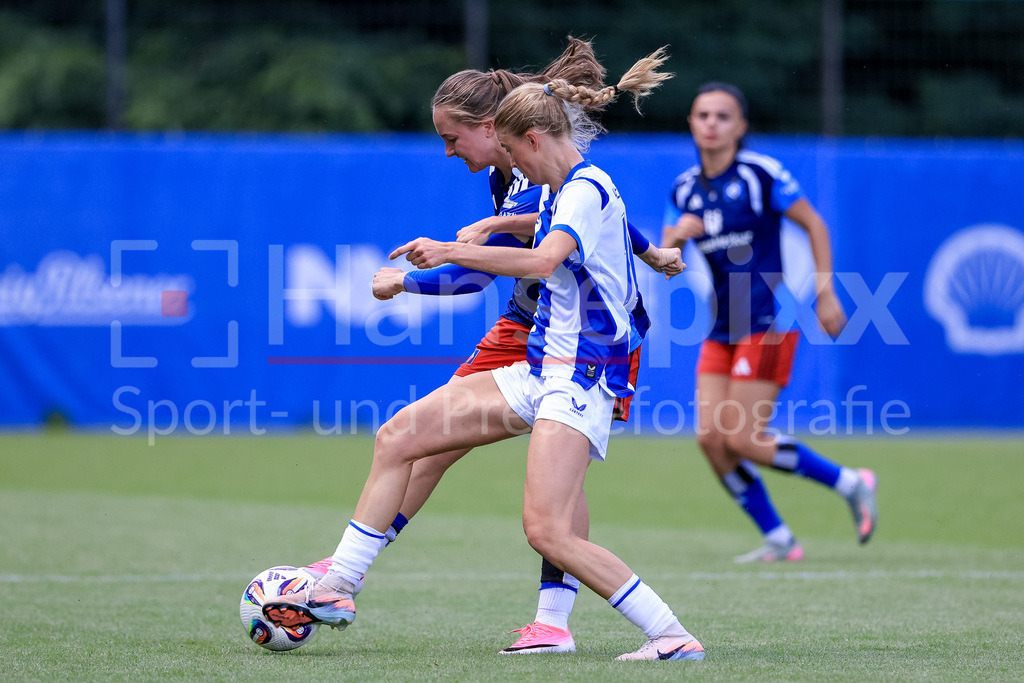 Fussball, Testspiel Frauen, Hamburger SV - Hertha BSC | v.li.: Camilla Linberg (Hamburger SV, HSV, 7) und Aurelia Haesler (Hertha BSC, 10) im Zweikampf, Duell, Dynamik, Aktion, Action, Spielszene