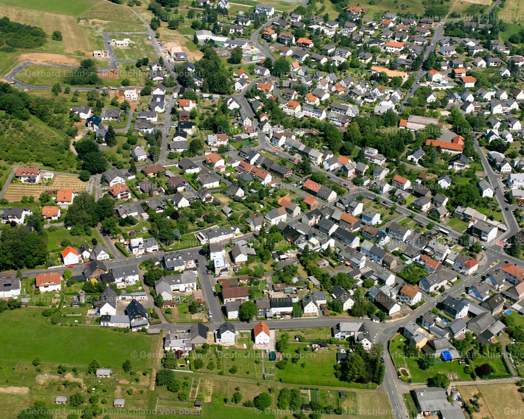 2610473 | HöRBACH 09.06.2006 Ortsansicht der Straßen und Häuser der Wohngebiete in Hörbach im Bundesland Hessen, Deutschland // Town View of the streets and houses of the residential areas in Hörbach in the state Hesse, Germany Foto: Gerhard Launer