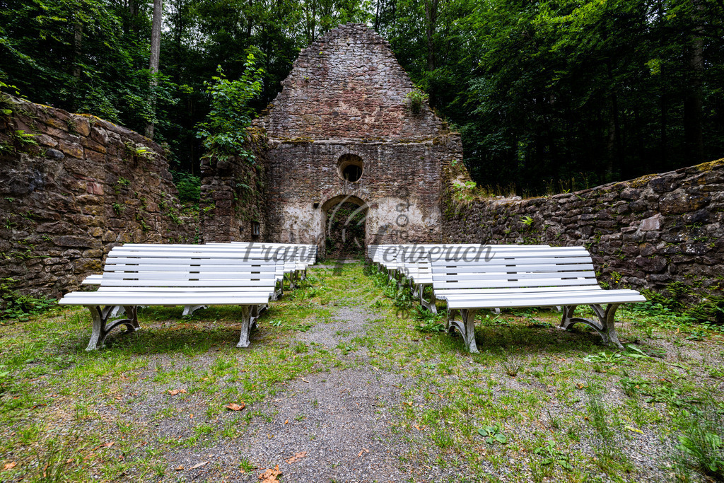 Kapelle zu unserer lieben Frau im Walde,  Katharinenkapelle im Tal, | Im Wald zwischen Hardheim und Dornberg liegt inmitten hoher Buchen- und Ahornbäumen die Kappelruine. Sie wurde zu Anfang des 15. Jahrhunderts von den Herren zu Hardheim gestiftet und hieß ursprünglich "Kapelle zu unserer lieben Frau im Walde", später 'Katharinenkapelle im Tal'. Der letzte Gottesdienst fand 1557 statt.

In der Nähe der Kapelle lag eine Einsiedelei. 1768 ließ man den Eremiten entfernen und das Kirchlein, das lange Zeit als Wallfahrtsstätte gedient hatte, zerfiel zusehends.
Unweit des Dorfs befindet sich im Laubwald die Ruine der „Kappel“, einer ehemaligen Einsiedelei-Kapelle „zu unserer lieben Frau im Walde“. ♁⊙ Diese wurde Anfang des 15. Jahrhunderts von den Junkern von Hardheim erbaut und später zusätzlich der Heiligen Katharina geweiht; daher auch ihr späterer Name „Katharinenkapelle im Tale“. Die erstmalige urkundliche Erwähnung findet sich in einer Urkunde aus dem Jahr 1418, in der Heinrich von Riedern der Kapelle Abgaben zuweist. In der Kapelle fanden Samstagsmessen für die Dornberger statt, die ein Hardheimer Pfarrer bis 1557 abhielt, bis ein Priestermangel dazu führte, dass ein Höpfinger Pfarrer dieses Amt übernahm. Während der Reformation verbreitete der Höpfinger Pfarrer, welcher protestantisch war, hier auch die Lehre Luthers. Während der Gegenreformation wurde die Kapelle zum Ziel von Wallfahrern aus Hundheim, Hardheim und Höpfingen. Am 1. Januar 1791 erteilte der Bischof von Würzburg, Franz Ludwig von Erthal, die Erlaubnis, die Kapelle zu „demolieren“. Das Dach wurde abgetragen, um so das Bauwerk dem Verfall preiszugegeben. Die mehr als mannshohen Außenmauern sind verblieben. Seit den 1960er Jahren finden dort wieder eine Marienverehrung und gelegentliche Gottesdienste statt. Der Brunnen der ehemaligen Einsiedelei wurde 1986 freigelegt.  - Realisiert mit Pictrs.com