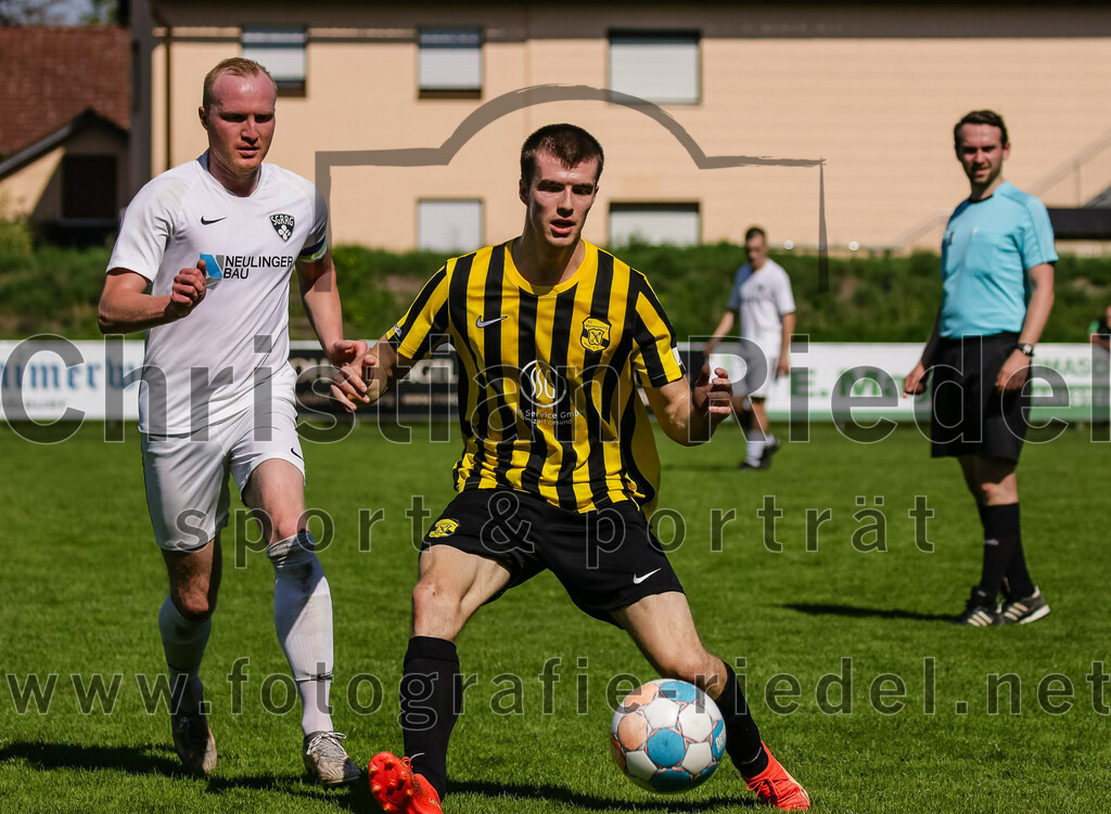 2023-08-19_080_FC_Moosinning_gegen_SV_Reichertsheim | Moosinning, Deutschland, 19.08.2023:
Fußball, Bezirksliga Oberbayern Ost 2023 / 2024, 5. Spieltag, FC Moosinning gegen SV Reichertsheim, Endergebnis: 0:4

Albert Schaberl (SV Reichertsheim, #8), Fabian Ulitzka (FC Moosinning, #23)

Foto: Christian Riedel / fotografie-riedel.net