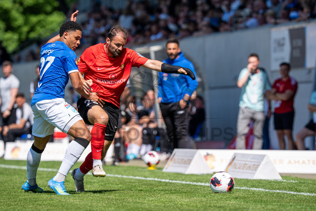 Stuttgarter Kickers vs. SG Sonnenhof Großaspach, Fussball, WFV-Pokal, Finale, 23.05.2026 | Zweikampf zwischen David Udogu (Stuttgarter Kickers, #27) und Fabian Eisele (SG Sonnenhof Großaspach, #23),Stuttgarter Kickers vs. SG Sonnenhof Großaspach, Fussball, WFV-Pokal, Finale, 23.05.2026