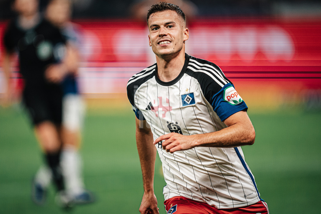 @justus.fotos-20230728-DSC00795 | Laszlo Benes (#8, HSV) jubelt über sein Tor zum 3:2