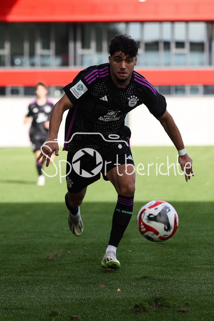 FC Bayern Muenchen U19 - 1. FC Kaiserslautern U19 | Emirhan DEMIRCAN (FCB #7) nimmt einen Ball an / Einzelfoto / Freisteller