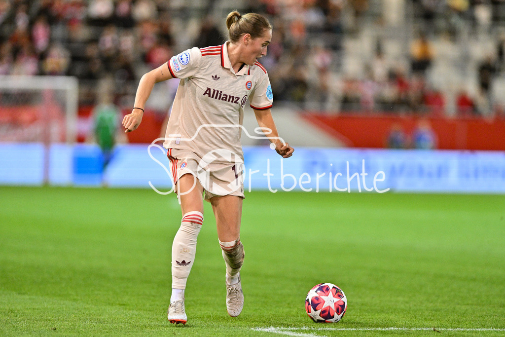 FC Bayern München Frauen - Arsenal London Frauen | am Bal Sydney LOHMANN (FCB #12) / Freisteller / Einzelfoto / UEFA Womens Champions League: FC Bayern München Frauen - Arsenal London Frauen, FC Bayern Campus am 09.10.2024