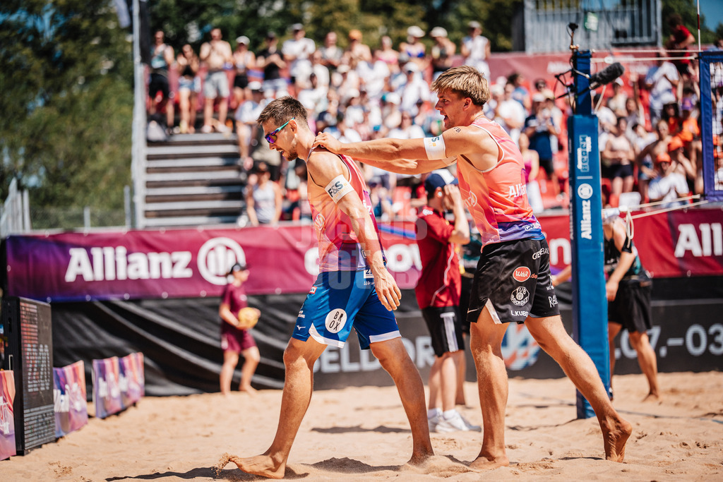 Beachvolleyball | Männer | Allianz German Beach Tour 2025 | Tourstop München | 05.07.2025 | v.l. David Poniewaz und Luis Kubo jubeln