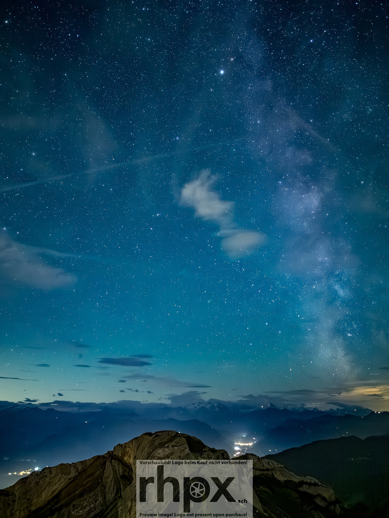 Astronomieabend am Pilatus | Kosmos. Licht. Staunen.Unter dem weiten Sternenzelt auf dem Pilatus versammeln sich Begeisterte, um in die Tiefen des Universums zu blicken.  - Realisiert mit Pictrs.com