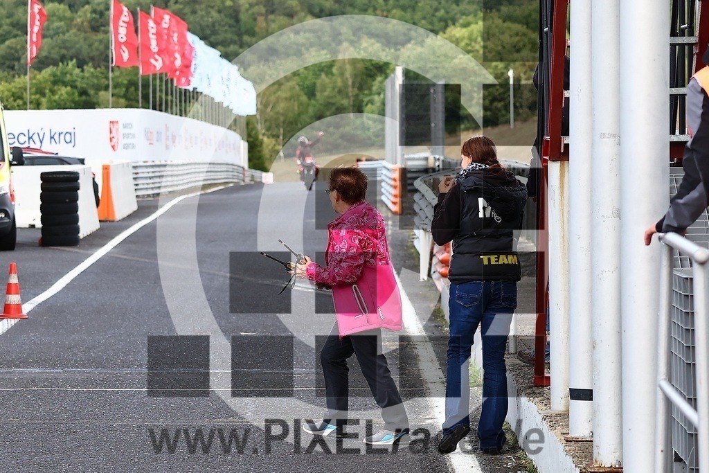 social-20250823_07948 | Schöne Erinnerungen an spannende Momente - das festzuhalten ist unser Job. PIXELrace.de ist seit 2003 auf den Rennstrecken Europas unterwegs um die Action draußen beim Fahren und die wunderbare Stimmung imm Fahrerlager für euch einzufangen.