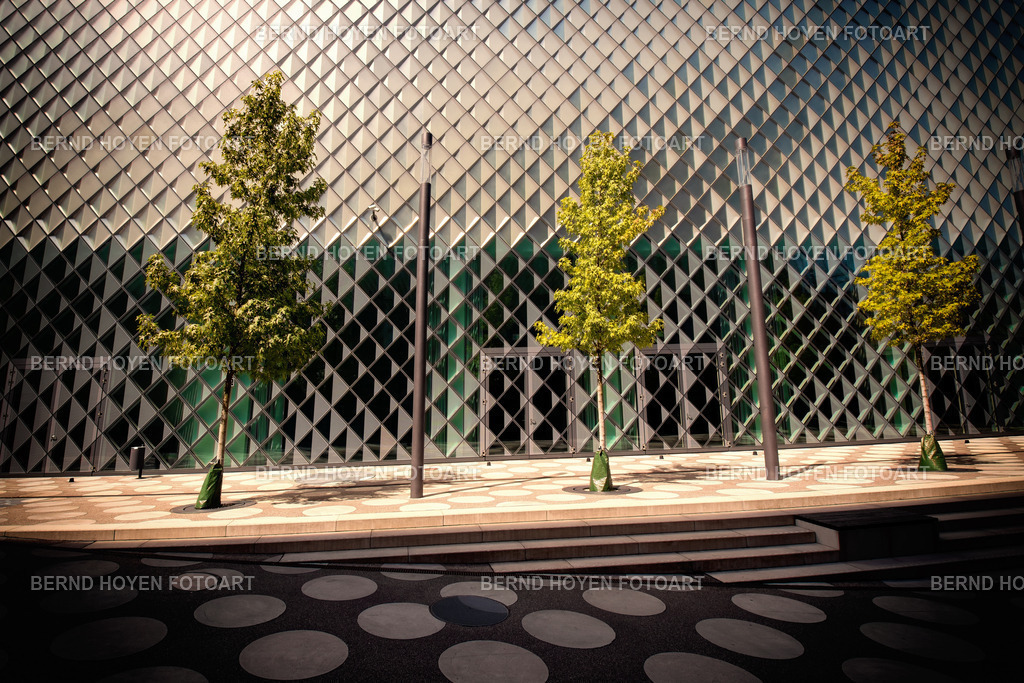 future | Das Futurium Berlin ist Museum, Ausstellungsort und Haus der Zukünfte. Es steht im Berliner Regierungsviertel, großflächige Glasfassaden bestimmen das Erscheinungsbild. Durch nachträgliche leichte Bildbearbeitung wurde das Zusammenspiel von Natur und Technik noch sichtbarer. | The Futurium Berlin is a museum, exhibition centre and house of the future. It is located in Berlin's government district and its appearance is characterised by large glass facades. The interplay of nature and technology has been made even more visible through subsequent light image processing. - Realisiert mit Pictrs.com