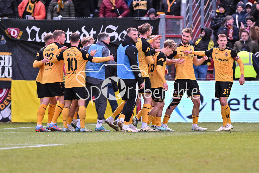 SpVgg Unterhaching - Dynamo Dresden | Jubel der Gaeste nach dem Treffer zum 0-2 durch David KABATTA (Dynamo Dresden 39) / Tor / Torschuetze / Freude / happy / 3. Liga: SpVgg Unterhaching - Dynamo Dresden, Uhlsportpark am 21.12.2024