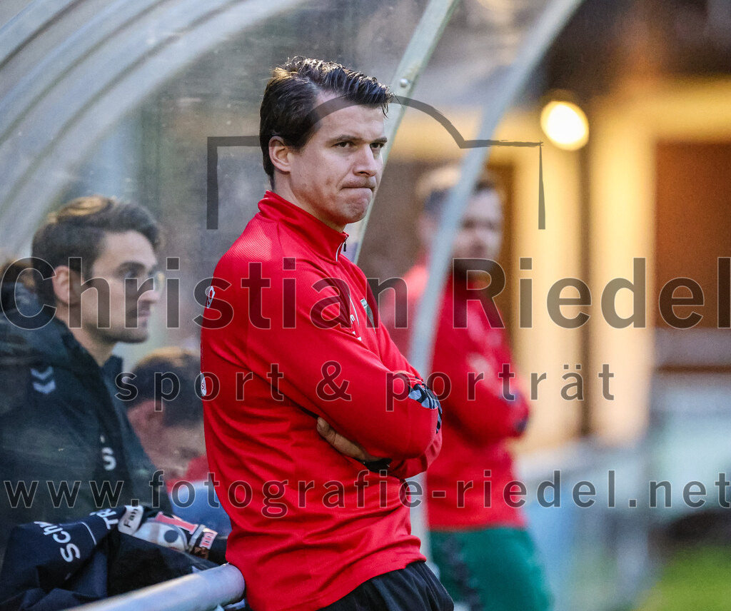 2024-04-05_058_FC_Schwaig_gegen_SV_Pullach | Oberding, Deutschland, 05.04.2024:
Fußball, Landesliga Südost 2023 / 2024, 28. Spieltag, FC Schwaig gegen SV Pullach, Endergebnis: 2:0

Trainer Benjamin Held (FC Schwaig)

Foto: Christian Riedel / fotografie-riedel.net