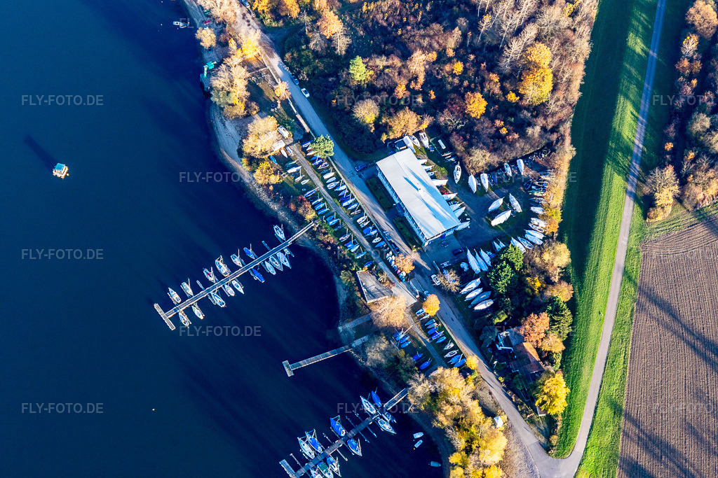 Luftbild: Yachthafen mit Sportboot- Anlegestellen und Bootsliegeplätzen am Uferbereich des Segelclub RKC Wörth e.V. am Rhein im Ortsteil Maximiliansau in Wörth im Bundesland Rheinland-Pfalz in Deutschland. Foto: IMG_123993.jpg vom 21.11.2020 durch Werner Riehm/FLY-FOTO.de