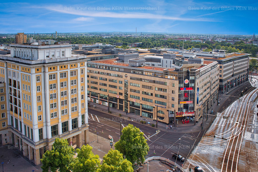 City-Carre-Ernst-Reuter-Otto-von-Guericke-Magado-Jugendmode-4262 | Blick aus der Luft auf die Kreuzung von Otto-von-Guericke-Straße und Ernst-Reuter-Allee. Dieser Ort ist für mich mehr als nur ein weiteres Luftbild. Ganz am Anfang dieser Galerie gab es bereits eine ähnliche Aufnahme. Damals stand noch der Hinweis auf die DDR-Jugendmode an dieser Stelle im Mittelpunkt. Ich wollte eigentlich nur zeigen, was hier zu sehen ist. Doch genau daraus entwickelte sich mit der Zeit etwas anderes. Beim Zusammenstellen der Bilder wurde mir immer deutlicher bewußt, dass meine Luftaufnahmen nicht nur schöne Ansichten meiner Heimatstadt sind. Sie halten fest, was einmal war, was verschwunden ist, was neu entstanden ist und was sich über die Jahre verändert hat. Dieses Bild soll nun am Ende stehen. Ich habe Magdeburg über viele Jahre von oben fotografiert. Heute erzählen diese Bilder meine ganz persönliche Geschichte dieser Stadt. Danke für Eure Aufmerksamkeit. Und wenn Euch ein Motive besonders gefallen hat, dann bestellt euch gerne eine Leinwand. - Realisiert mit Pictrs.com