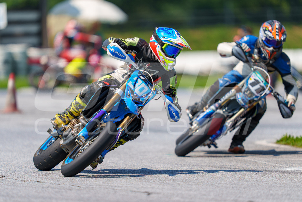 G-Cup + Supermoto Staatsmeisterschaft + Hungarian Supermoto Championship | GRIPcapture steht für authentische Sportfotografie in Österreich – für Momente, die mehr sind als Geschwindigkeit oder Ergebnis. Es geht um Emotion, Spannung, Fokus und den Augenblick, der oft nur einen Wimpernschlag dauert.Ob Motorsport, Teamsport oder 