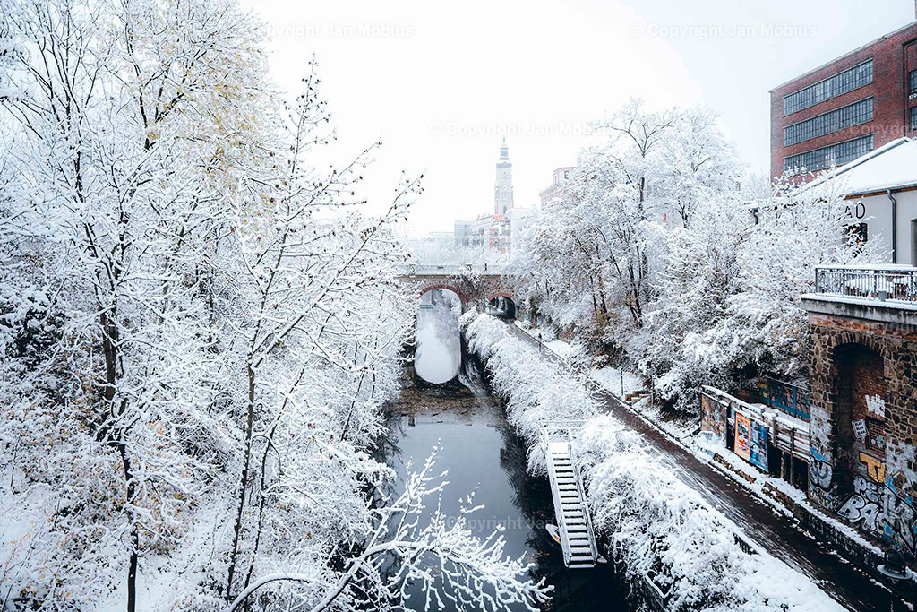 Karl-Heine-Kanal | Der Karl-Heine-Kanal ist einer der coolsten und atmosphärischsten Orte in Leipzig – perfekt für Urban Nature, Bootstouren, Spaziergänge, romantische Sonnenuntergänge und Szene-Vibes in Plagwitz/Lindenau. - Realisiert mit Pictrs.com