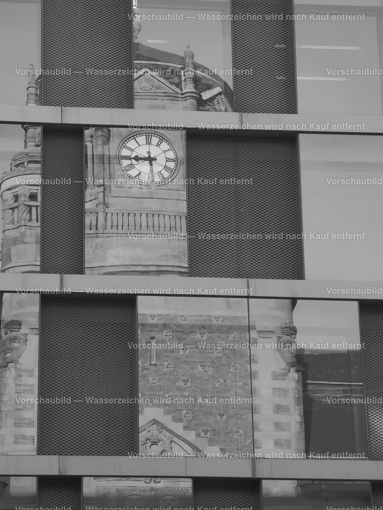 Stockholm ehemaliges Postamt | Das Kungliga posthuset spiegelt sich in moderner Fassade in der Vasagatan - Realisiert mit Pictrs.com