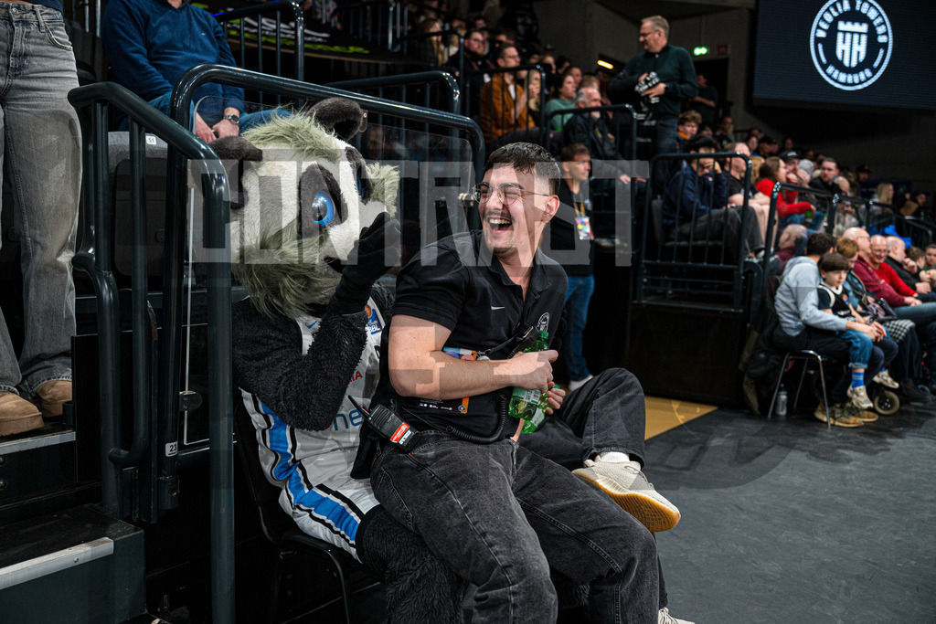 Basketball I Herren I Bundesliga I Saison 2025/2026 I 8. Spieltag I Veolia Towers Hamburg - MHP Riesen Ludwigsburg | CONTRAST ZERØ MEDIA - Realisiert mit Pictrs.com