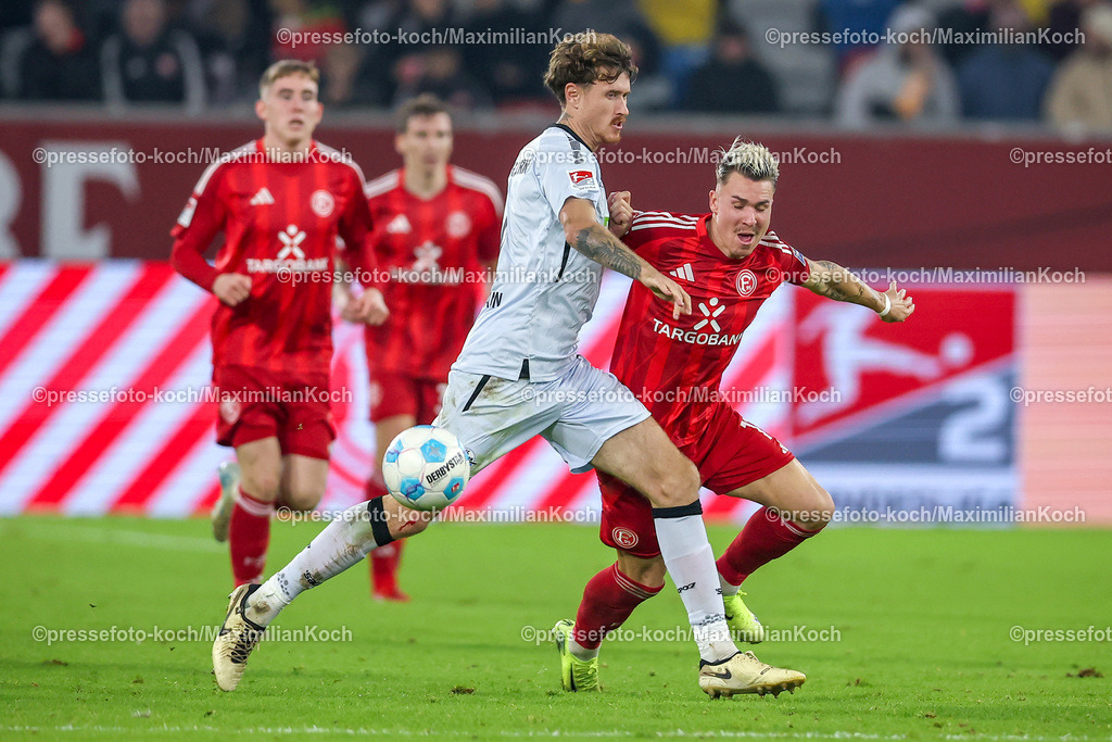Due09112401057 | 09.11.2024, Fußball, Fortuna Düsseldorf - SC Paderborn 07, 2. Bundesliga, Merkur Spiel-Arena, Saison 2024 2025: Calvin Brackelmann (Paderborn #4) gegen Felix Klaus (Fortuna Düsseldorf #11) ZweikampfDFB regulations prohibit any use of photographs as image sequences and or quasi-video.