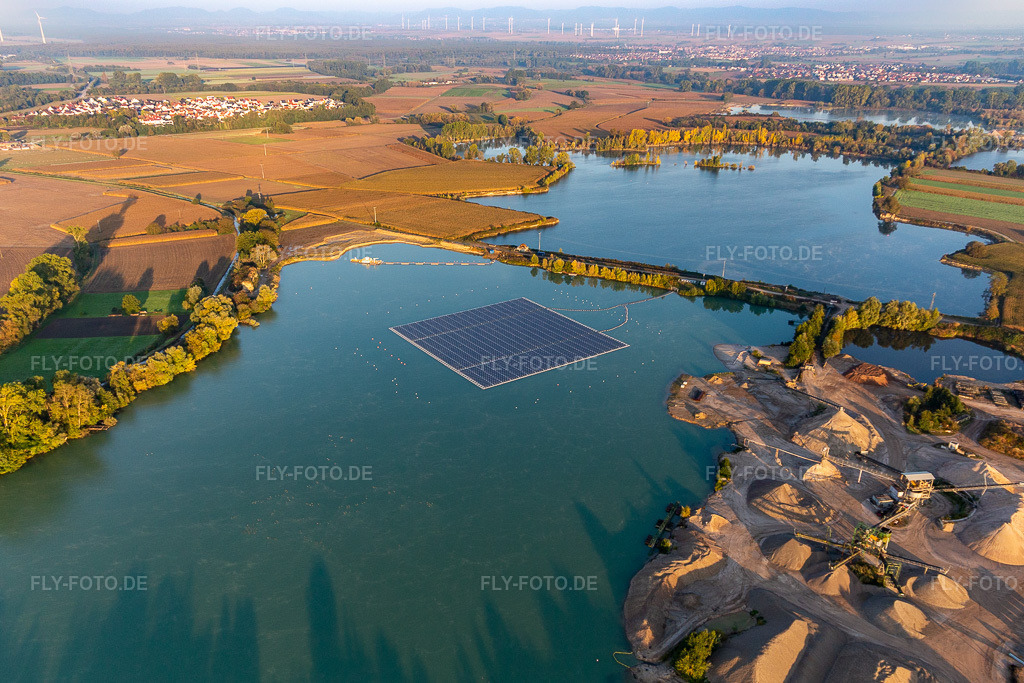 Luftbild: Schwimmendes Solarkraftwerk und Panelfelder von Photovoltaik- Anlagen auf der Wasseroberfläche auf einem Baggersee zur Kiesgewinnung. in Leimersheim im Bundesland Rheinland-Pfalz in Deutschland. Foto: IMG_129760.jpg vom 10.10.2021 durch Werner Riehm/FLY-FOTO.de