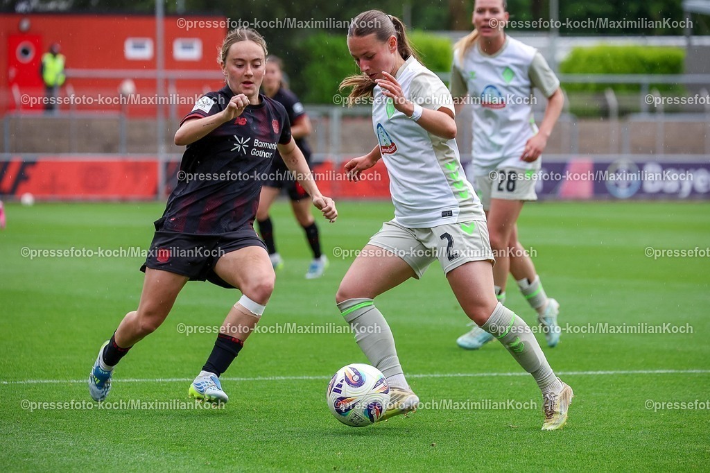 xsscx17052601024 | 17.05.2026, xsscx, Frauen Fussball, Bayer 04 Leverkusen - Werder Bremen, 1. Fussball Bundesliga, 26. Spieltag, Ulrich-Haberland-Stadion, Saison 2025 2026: Sofie Zdebel (Bayer Leverkusen #16) im Zweikampf gegen Chiara d'Angelo (Werder Bremen #2) DFB regulations prohibit any use of photographs as image sequences and or quasi-video. Photo: xSandraxScherningxPressefotoKochx