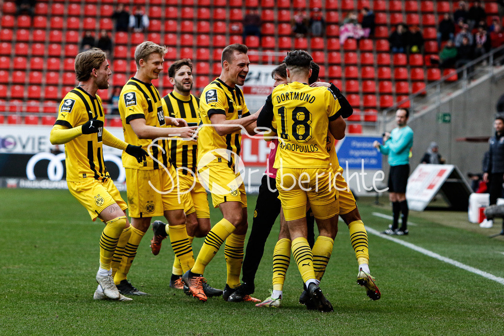 FC Ingolstadt - Borussia Dortmund Amateure | Erneut jubelt Dortmund - diesmal durch das 0-2, wieder durch Justin NJINMAH (BVB #11) / DFL REGULATIONS PROHIBIT ANY USE OF PHOTOGRAPHS AS IMAGE SEQUENCES AND/OR QUASI-VIDEO