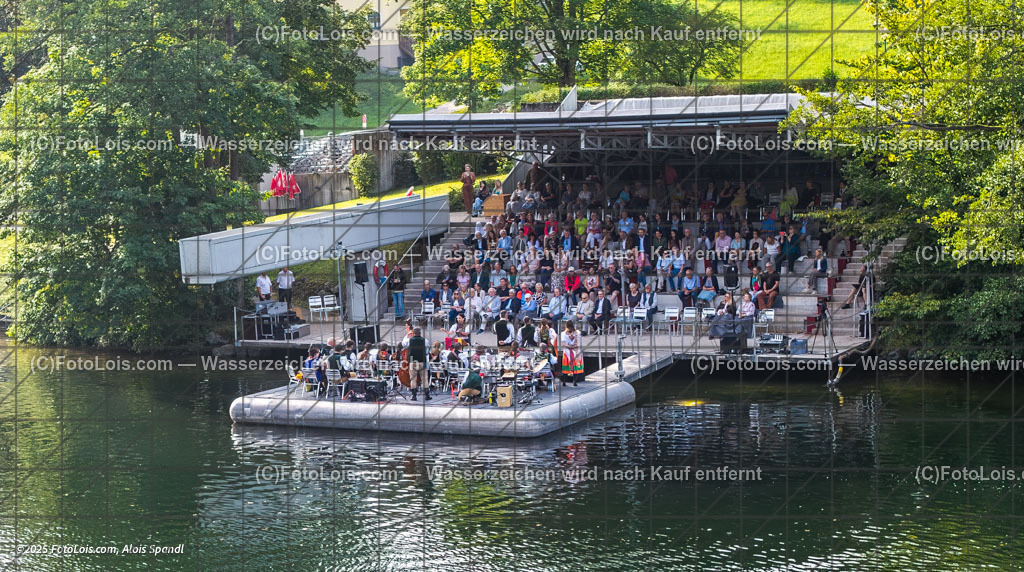 DJI_20250817171659_0164_D_Ausklang_Seebuehne Lunz | XLI. CHOPIN-Festival - Seebühne Lunzer See, So 17. Aug. 2025, 17.00 Uhr, MUSIKALISCHER AUSKLANG am See, TAMBURIZZA HORNSTEIN/TAMBURICA VORISTAN - burgenländisch-kroatisches Volksmusikensemble unter der Leitung von Kapellmeisterin Sabine Trabichler und Obmann Norbert Hickl.                    Trotz der nicht allzu sicheren Wetterlage waren die Besucherplätze fast ausgefüllt.