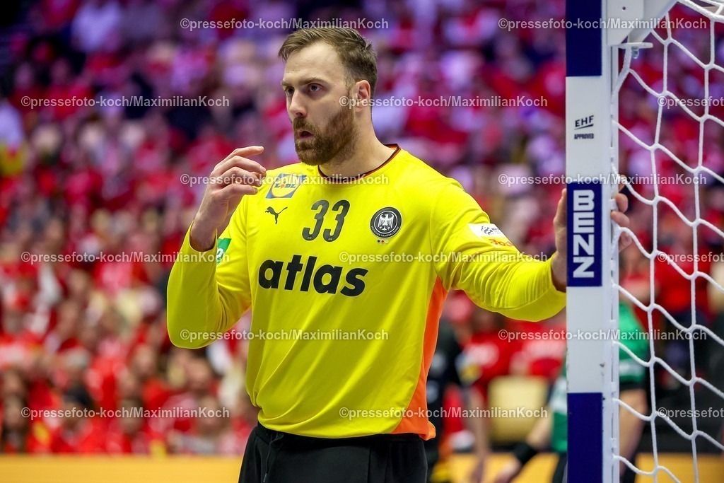 EHF24012603096 | 24.01.2026, Handball, Men's EHF EURO 2026, Deutschland - Norwegen, Jyske Bank Boxen in Herning, Dänemark, Main Round:  Andreas Wolff (Germany #33) gestikulierend auf dem Spielfeld  