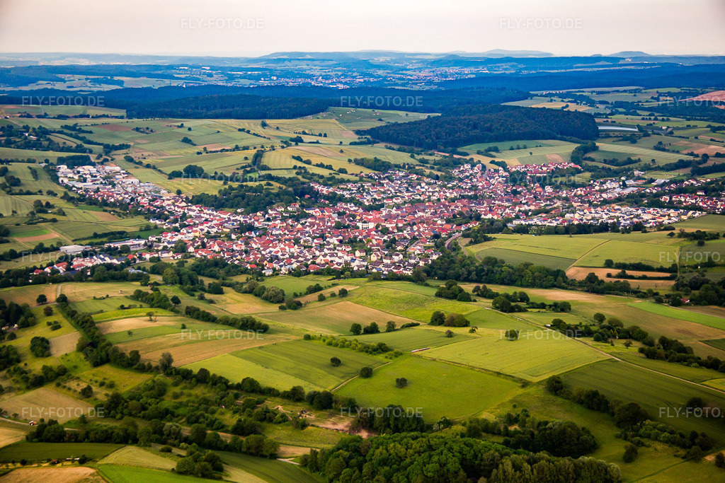 Luftbild: Ortsansicht von Westen im Ortsteil Jöhlingen in Walzbachtal im Bundesland Baden-Württemberg in Deutschland. Foto: IMG_089298.jpg vom 10.06.2016 durch Werner Riehm/FLY-FOTO.de