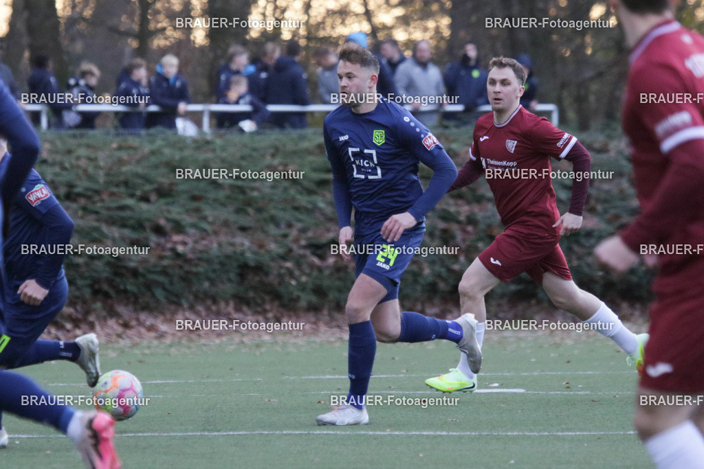 30.11.2025 SC St. Tönis - 1. FC Monheim | Tönisvorst, Deutschland, 30.11.25:  Maximilian Pohlig (SC St. Tönis) im Kampf um den Ball während des Oberliga Niederrhein Spiels zwischen SC St. Tönis - 1. FC Monheim am 30. November 2025 in Tönisvorst, Deutschland. (Foto Ralph Görtz /Brauer-Fotoagentur)