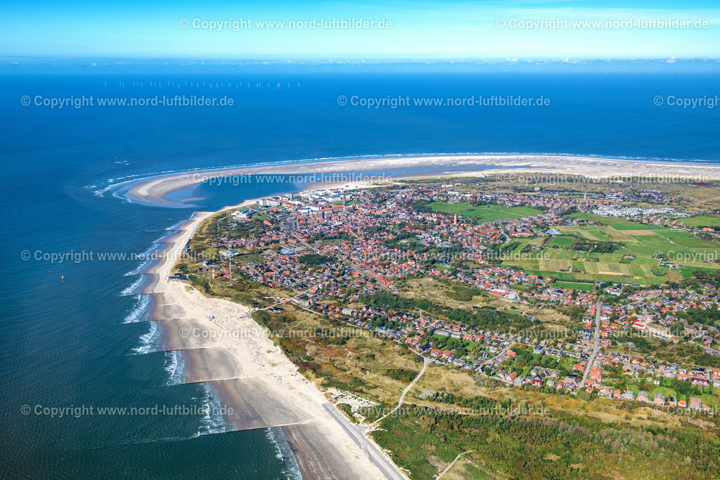 Borkum_Ort_ELS_6680091022 | BORKUM 09.10.2022 Ortsansicht der Straßen und Häuser der Wohngebiete der Ostfriesischen Nordsee- Insel Borkum im Bundesland Niedersachsen. // Town View of the streets and houses of the residential areas in Borkum in the state Lower Saxony. Foto: Martin Elsen