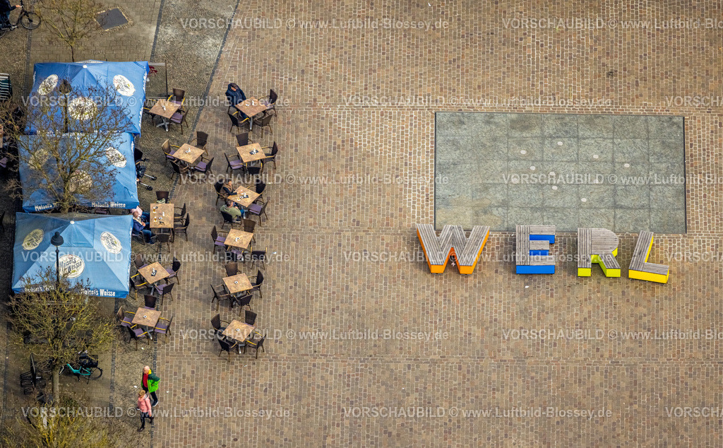 Werl240308328 | Luftbild, Fußgängerzone und historische Häuser am Marktplatz Alter Markt, Schrift WERL in bunten Großbuchstaben auf dem Platz, Cafe AußenGastronomie mit Gästen an Tischen und mit Sonnenschirmen, Nordrhein-Westfalen, Deutschland
