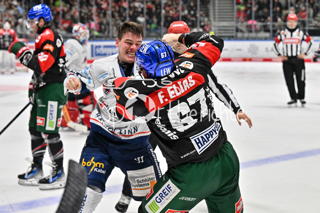 Augsburger Panther - Iserlohn Roosters | Kampf zwischen Johannes HUSS (Iserlohn Roosters 55) und Florian ELIAS (Augsburger Panther #67) / Faustkampf / fliegende Faeuste / Fight / DEL: Augsburger Panther - Iserlohn Roosters, Curt Frenzel Stadion am 17.11.2024