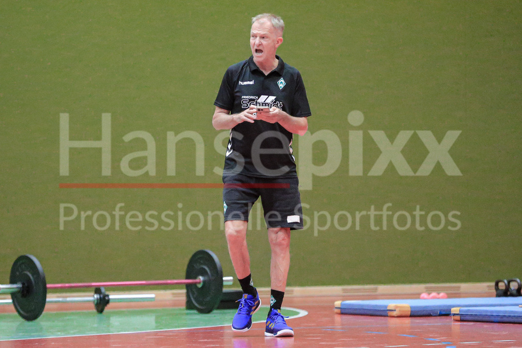 Handball, 2. Bundesliga Frauen, Training SV Werder Bremen | v.li.: Radek Lewicki (Co-Trainer, SV Werder Bremen) gibt Anweisungen