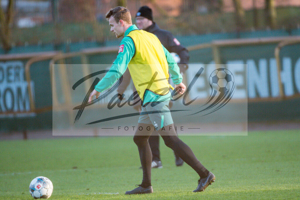 20200218_TRASVW_0093 | Fussball, Herren: Christian Gross (Werder Bremen) in Aktion, am Ball, Einzelaktion waehrend der Trainingseinheit des SV Werder Bremen auf dem wohninvest Weserstadion Trainingsplatz am 18.02.2020 in Bremen, Deutschland. - Realisiert mit Pictrs.com