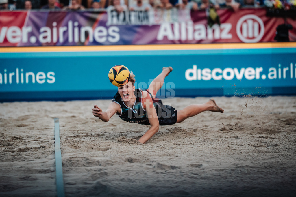Beachvolleyball | Männer | Deutsche Meisterschaften 2025 Timmendorfer Strand | 05.09.2025 | Tamo Wüst springt zum Ball